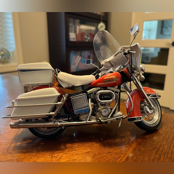 Harley Davidson 2003 display of 1976 Electra Glide Road Rally Edition and Knife - Picture 8 of 14